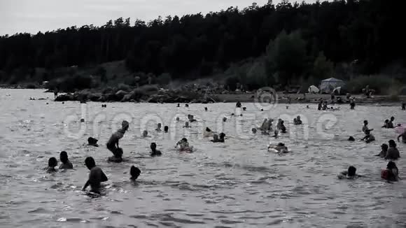 水上游戏海滩跳进水里视频的预览图