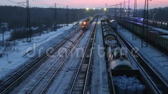 冬季晚上在铁路上运送货运列车视频的预览图