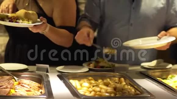 餐厅客人从自助餐中挑选食物视频的预览图