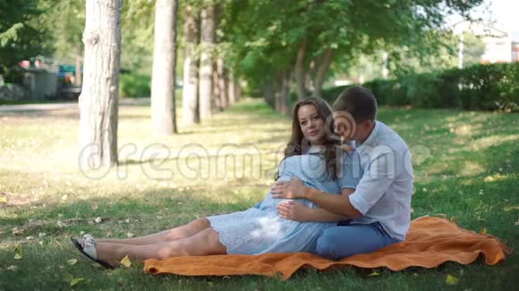 秋天公园的年轻怀孕夫妇视频的预览图