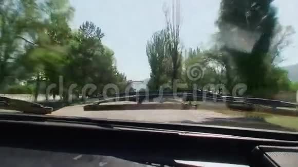 吉尔吉斯斯坦在糟糕的乡村道路上开车视图视频的预览图