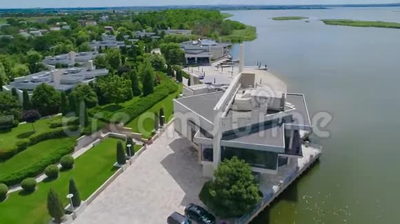 湖上的大型美丽建筑湖上活动的现代化建筑美丽的空中景色视频的预览图