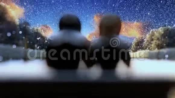 一对漂亮的夫妇透过玻璃球看到下雪放大视频的预览图