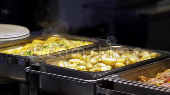 餐厅客人从自助餐中挑选食物视频的预览图