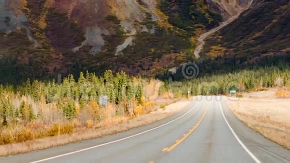 高速公路穿过阿拉斯加山脉秋季视频的预览图