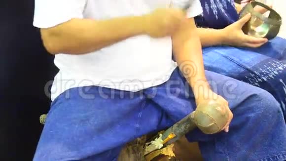 泰国制造青铜金属器具的工人视频的预览图