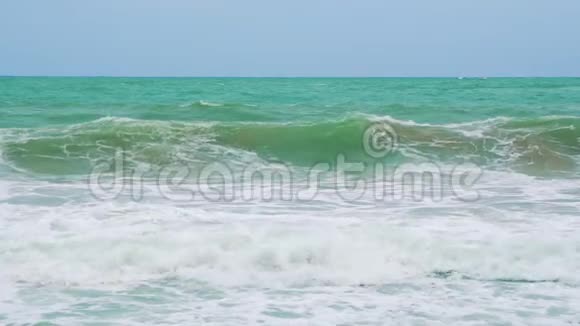 慢动作热带海滩上的海浪视频的预览图
