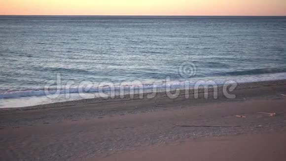 意大利卡拉布里亚的特瑞尼亚海岸线上的风景海滩视频的预览图
