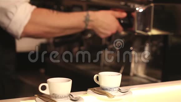 酒吧服务员煮咖啡后脸的酒保看不见咖啡师煮咖啡室内酒吧视频的预览图