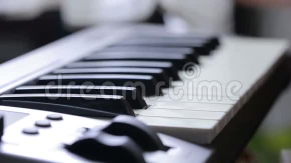 特写镜头中钢琴钥匙的手孩子学弹钢琴视频的预览图
