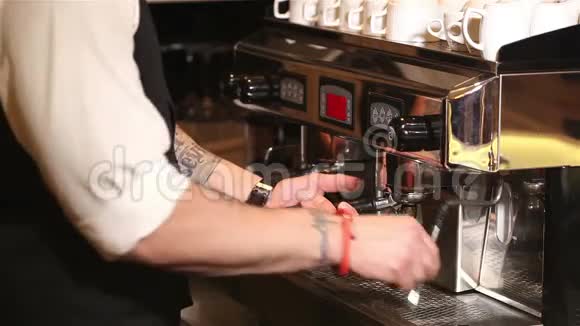 酒吧服务员煮咖啡后脸的酒保看不见咖啡师煮咖啡室内酒吧视频的预览图