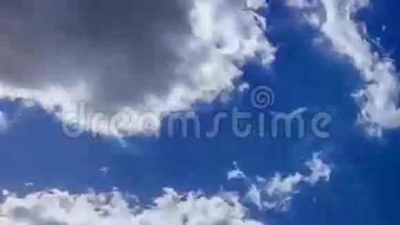 云在天空中快速移动时间流逝视频的预览图