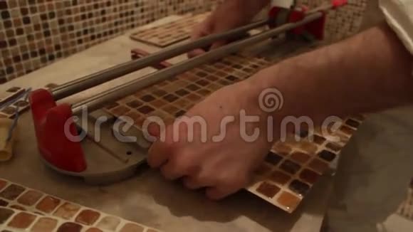 人为浴室切瓷砖视频的预览图