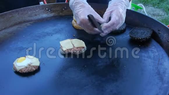 厨师用吹火把把奶酪融化在肉切片上厨师用吹火把把奶酪融化在汉堡上视频的预览图