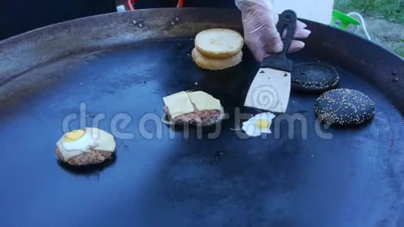 厨师用吹火把把奶酪融化在肉切片上厨师用吹火把把奶酪融化在汉堡上视频的预览图