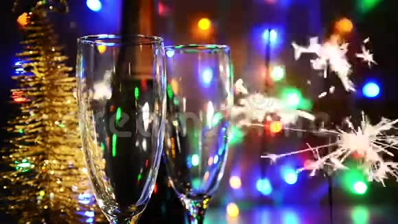 香槟倒入玻璃杯中2017年新年视频的预览图