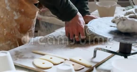 男性陶工塑造一个粘土4k视频的预览图