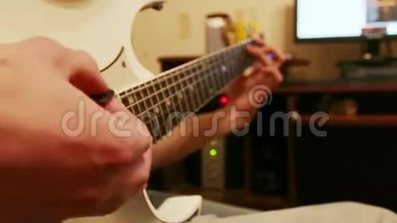 弹吉他的年轻人的手视频的预览图