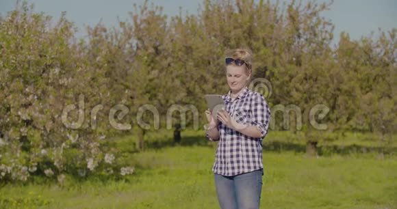 农学家或农民检查果园的花枝视频的预览图