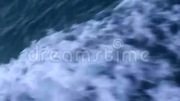 水波在船后视频的预览图
