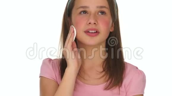 年轻女孩用棉垫洗脸视频的预览图