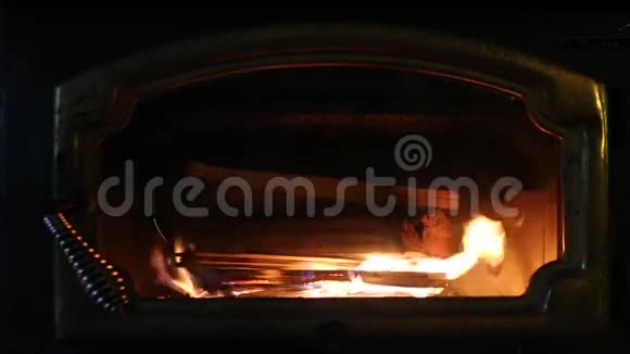 木材壁炉燃烧高清视频视频的预览图