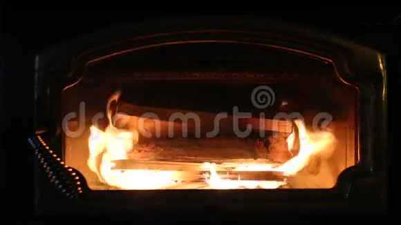 木材壁炉燃烧高清视频视频的预览图
