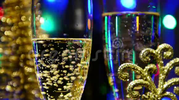 香槟倒入玻璃杯中2017年新年视频的预览图