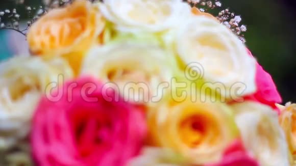 新娘的玫瑰花束和结婚戒指视频的预览图