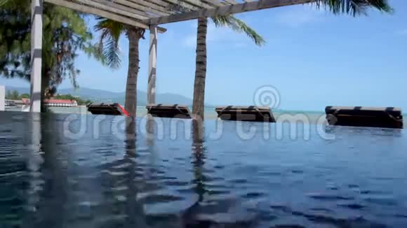 有海景的别墅游泳池视频的预览图
