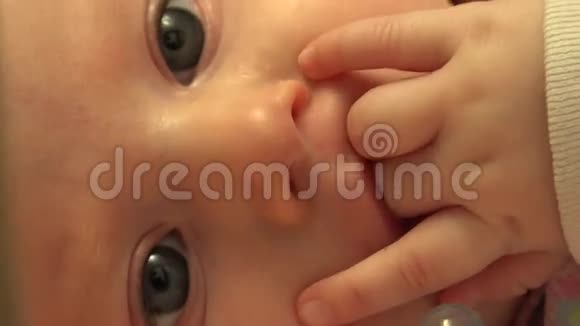 婴儿吮吸她的手指特写4K超高清超高清视频的预览图
