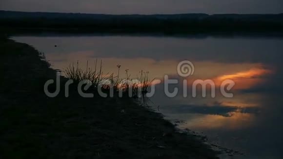 背景山中夕阳湖水自然视频景观视频的预览图
