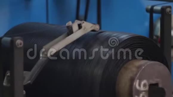 橡皮胶带被卷在机器的滚筒上视频的预览图