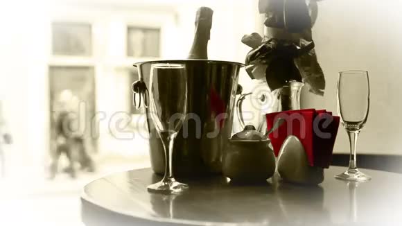 可爱的约会黑白场景带眼镜的桶装香槟视频的预览图