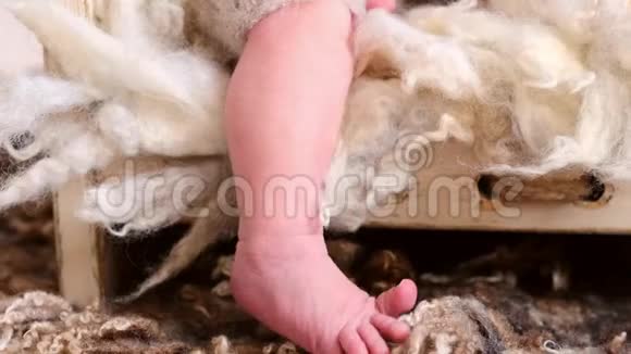 可爱的新生婴儿脚视频的预览图