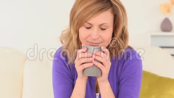 金发女人在喝咖啡视频的预览图