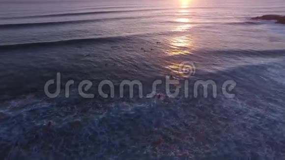 在美丽的日落鸟瞰中冲浪视频的预览图