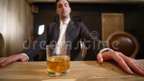 英俊的年轻人在酒吧里喝酒生活方式概念视频的预览图