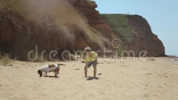 小可爱的男孩在沙滩上奔跑视频的预览图