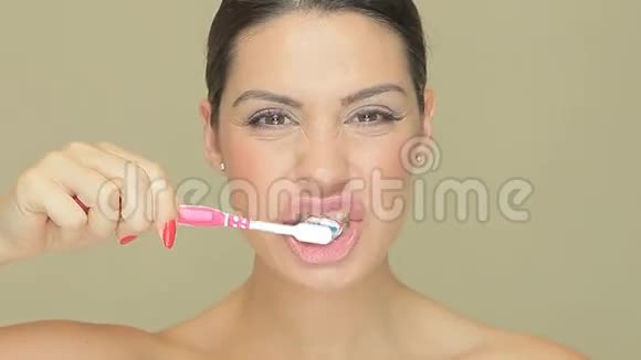 带牙刷的微笑女人视频的预览图