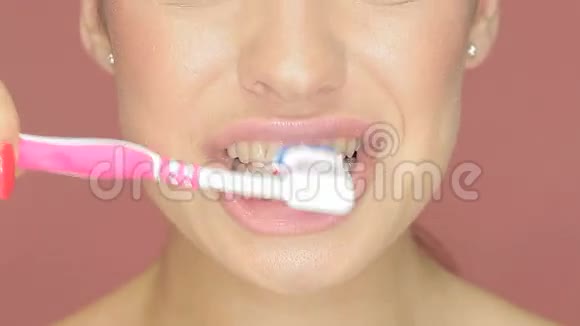 带牙刷的微笑女人视频的预览图
