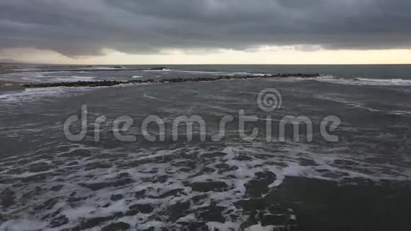 晚上冬季亚得里亚海海岸视频的预览图