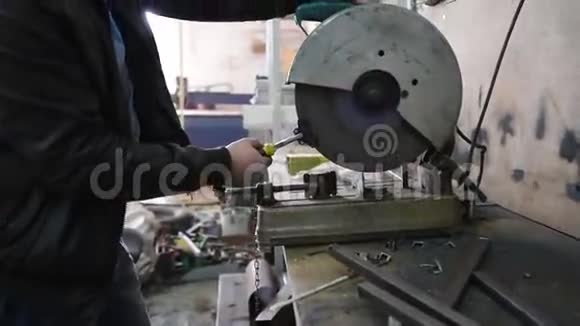 在工业环境中从事金属加工的角磨机工人视频的预览图