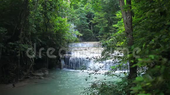 瀑布名称Erawan5级国家公园泰国Kanchanaburi视频的预览图
