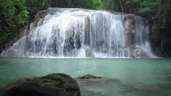瀑布名称Erawan3级国家公园泰国Kanchanaburi视频的预览图