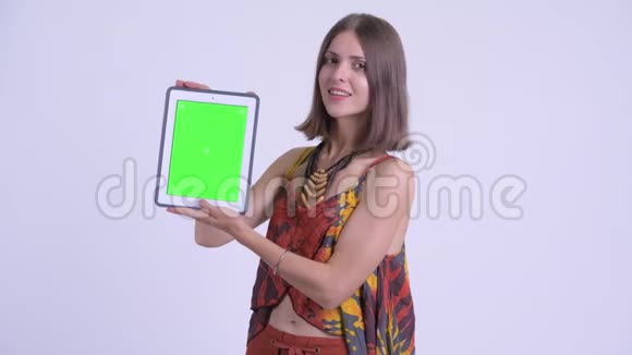 年轻快乐的时髦女郎展示数码平板电脑视频的预览图