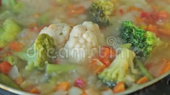 锅里炖蔬菜视频的预览图
