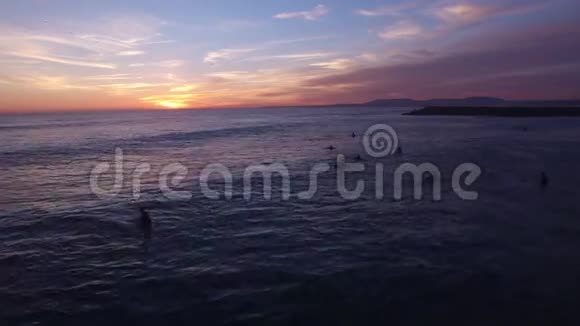 在美丽的日落鸟瞰中冲浪视频的预览图