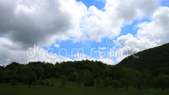 法国比利牛斯乡村春季景观的时间流逝视频的预览图