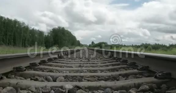 黑色铁路轨道一列火车大石头FS7004KRAW奥德赛7Q视频的预览图